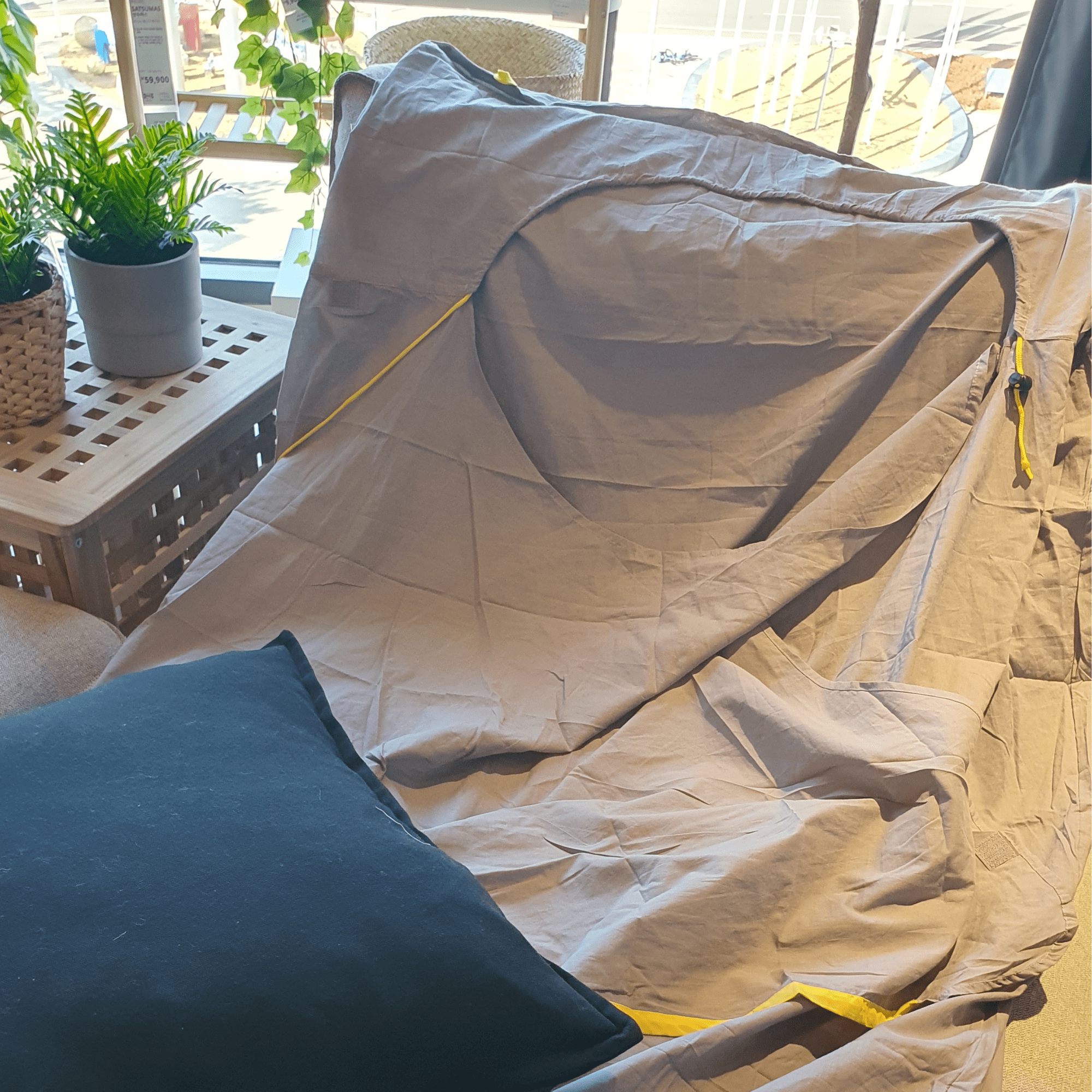 A sleeping bag liner that is easy to use by spreading it out on the bed when traveling. It is 100% cotton, so you can use it with confidence A sleeping bag liner that is easy to use by spreading it out on the bed when traveling. It is 100% cotton, so you can use it with confidence