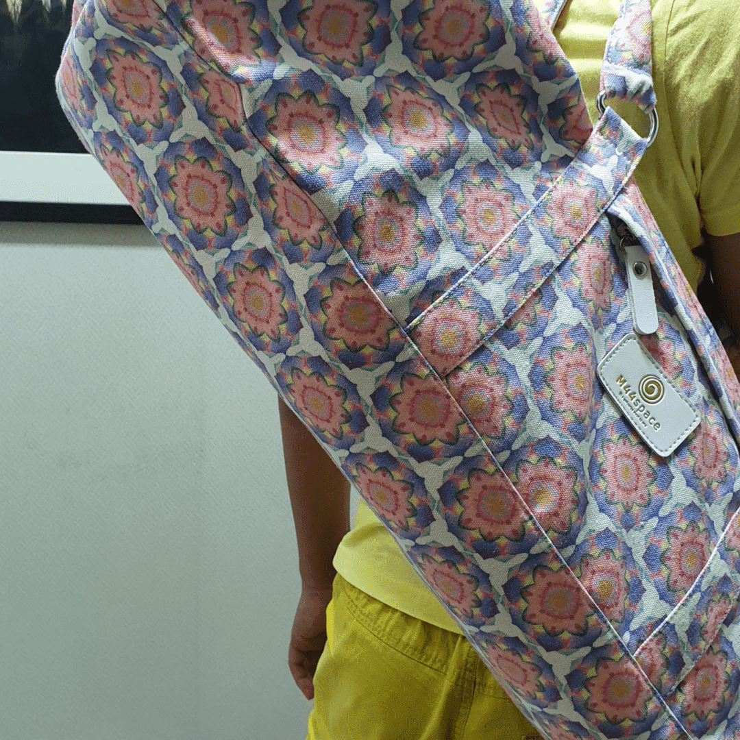 M44space-A pink yoga bag that goes well with kid wearing yellow clothes M44space-A pink yoga bag that goes well with kid wearing yellow clothes