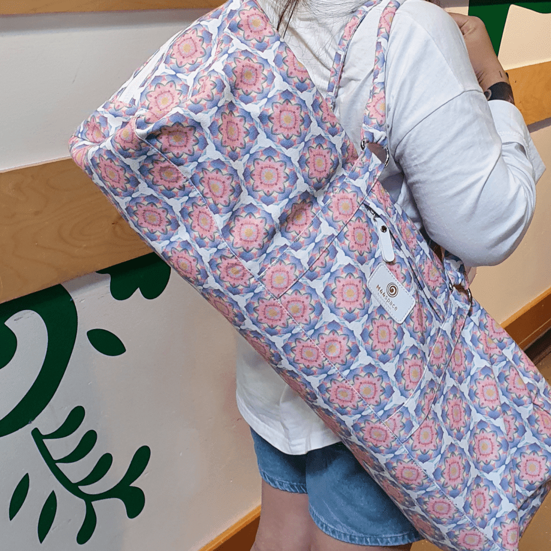 M44space - A pink yoga bag that goes well with a girl in white M44space - A pink yoga bag that goes well with a girl in white
